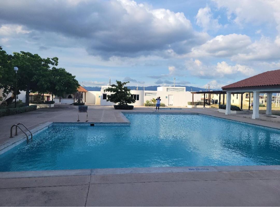Impeccable 2-Br Apartment-Ornella Villa At Bayfront Villa Portmore Buitenkant foto